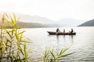 Familie am Millstätter See mit Boot